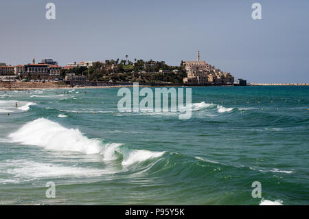 Le spiagge lungo il Tel Aviv costa, con la vecchia Jaffa in background - Tel Aviv, Israele Foto Stock