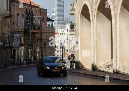 Contrasto affascinante della città vecchia Jaffa e il moderno skyline di Tel Aviv in background - Tel Aviv, Israele Foto Stock