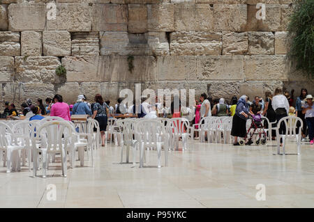 Le donne di pregare presso la sezione femminile del Muro occidentale nella città vecchia di Gerusalemme, Israele Foto Stock