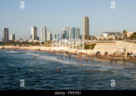 Bella Jaffa e Alma spiagge affollate di gente con Tel Aviv skyline in background Foto Stock
