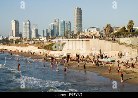 Bella Jaffa e Alma spiagge affollate di gente con Tel Aviv skyline in background Foto Stock