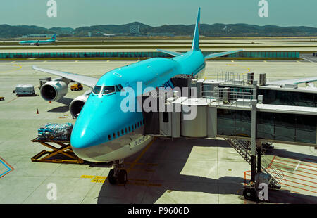 Boeing 747-8ho di Korean Air con due passeggeri ponti di imbarco al Terminal 2, Dall'Aeroporto Internazionale Incheon di Seoul, Seoul, Corea del Sud Foto Stock