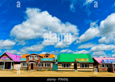 Teahouse e ristoranti fast food e a una strada nazionale vicino Ulaanshiveet, Provincia Bulgan, Mongolia Foto Stock