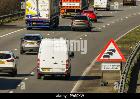 Il traffico sulla autostrada M4 a vicino alla giunzione 34 a Miskin nella periferia di Cardiff Foto Stock