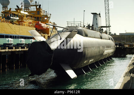 Royal Australian Navy classe Collins sommergibile HMAS Rankin, sul sollevamento sincronizzato uno scalo. Foto Stock