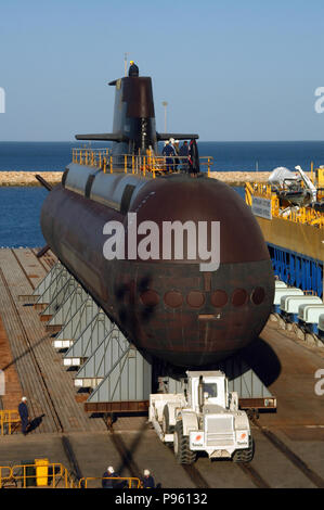 Royal Australian Navy classe Collins sommergibile HMAS Rankin, sul sollevamento sincronizzato uno scalo. Foto Stock