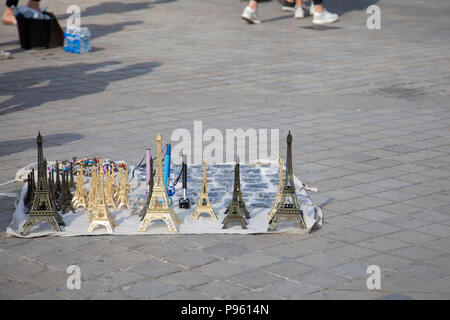Torre Eiffel souvenir in piazza fuori dal Louvre di Parigi, Francia Foto Stock