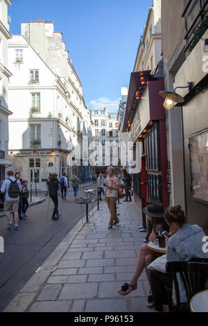 Persone su Rue Sainte Croix De La Bretonnaire a Parigi, Francia Foto Stock