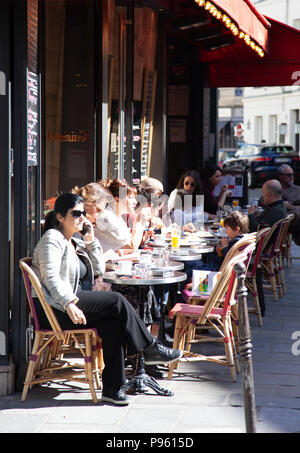 Cafe L'Escurial su Rue de Turenne a Parigi, Francia Foto Stock