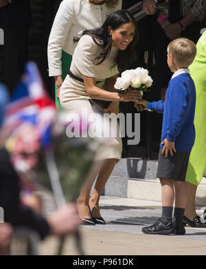 La regina, la Duchessa di Sussex, Monarch è accompagnato dalla duchessa in occasione di una visita a Cheshire sul loro primo ufficiale di impegno reale insieme. Dotato di: Meghan Markle dove: Chester, Regno Unito quando: 14 giu 2018 Credit: Euan ciliegio/WENN Foto Stock