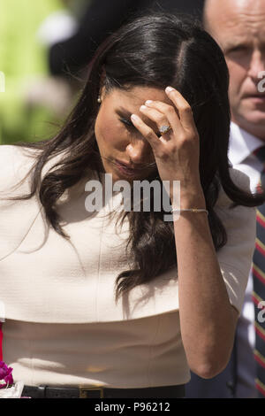 La regina, la Duchessa di Sussex, Monarch è accompagnato dalla duchessa in occasione di una visita a Cheshire sul loro primo ufficiale di impegno reale insieme. Dotato di: Meghan Markle dove: Chester, Regno Unito quando: 14 giu 2018 Credit: Euan ciliegio/WENN Foto Stock