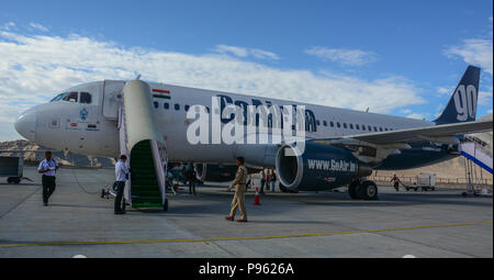 Leh, India - Luglio 15, 2015. Aeroplano GoAir docking a Kushok Bakula Rimpochee Aeroporto. Esso è il più alto aeroporto commerciale in India in 3,256 m. Foto Stock