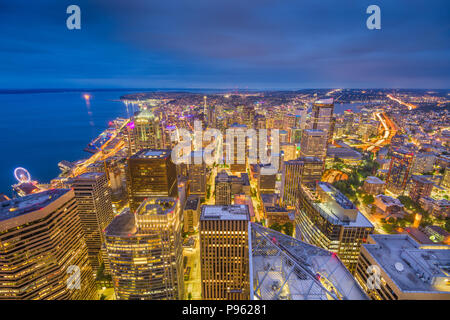 Seattle, Washington, Stati Uniti d'America antenna skyline del centro al crepuscolo. Foto Stock