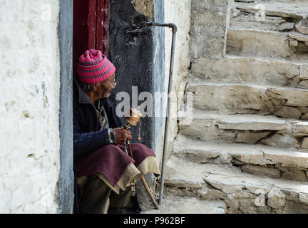 Leh, India - Luglio 15, 2015. Un monaco in antico tempio tibetano sulla cima della montagna in Leh, India. Foto Stock