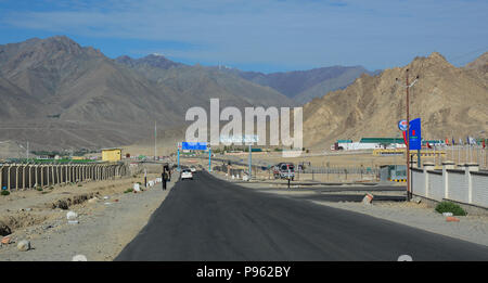 Leh, India - Luglio 15, 2015. Strada di Montagna in Leh, India. Leh è una città nello stato indiano del Jammu e Kashmir. Foto Stock