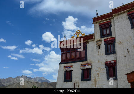Leh, India - Luglio 15, 2015. Antico tempio tibetano sulla cima della montagna in Leh, India. Foto Stock