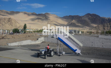Leh, India - Luglio 15, 2015. In passerella Kushok Bakula Rimpochee Aeroporto. Esso è il più alto aeroporto commerciale in India in 3,256 m. Foto Stock