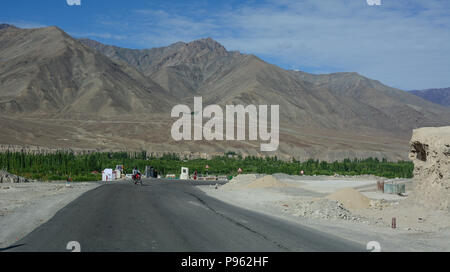 Leh, India - Luglio 15, 2015. Strada di Montagna in Leh, India. Leh è una città nello stato indiano del Jammu e Kashmir. Foto Stock