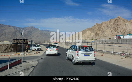 Leh, India - Luglio 15, 2015. Strada di Montagna in Leh, India. Leh è una città nello stato indiano del Jammu e Kashmir. Foto Stock