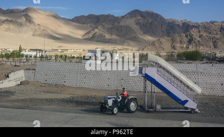 Leh, India - Luglio 15, 2015. In passerella Kushok Bakula Rimpochee Aeroporto. Esso è il più alto aeroporto commerciale in India in 3,256 m. Foto Stock