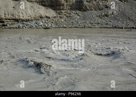 Fiume pericolose a stagione alluvione in Ladakh, India. Foto Stock