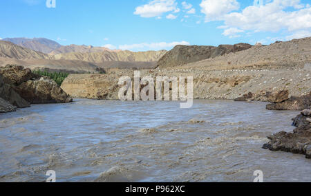 Fiume pericolose a stagione alluvione in Ladakh, India. Foto Stock