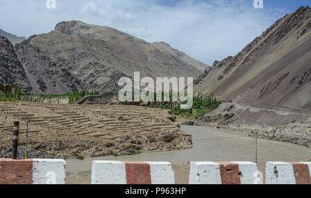 Fiume pericolose a stagione alluvione in Ladakh, India. Foto Stock