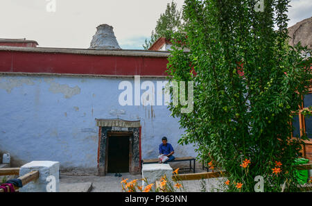 Leh, India - Luglio 15, 2015. Antico tempio tibetano sulla cima della montagna in Leh, India. Foto Stock