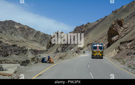 Leh, India - Luglio 15, 2015. Strada di Montagna in Leh, India. Leh è una città nello stato indiano del Jammu e Kashmir. Foto Stock