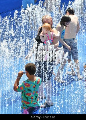 Le persone giocano nella fontana sulla South Bank di Londra. Foto Stock