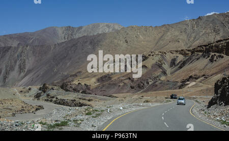 Leh, India - Luglio 15, 2015. Strada di Montagna in Leh, India. Leh è una città nello stato indiano del Jammu e Kashmir. Foto Stock