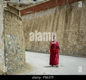 Leh, India - Luglio 15, 2015. Un monaco in antico tempio tibetano sulla cima della montagna in Leh, India. Foto Stock