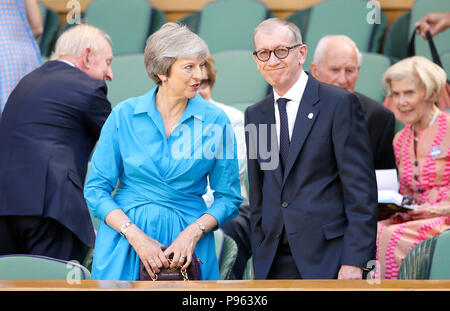 Theresa e Philip maggio nella scatola reale sul campo centrale il giorno tredici dei campionati di Wimbledon all'All England Lawn tennis and Croquet Club, Wimbledon. Foto Stock