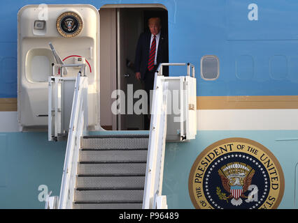 Il presidente statunitense Donald Trump arriva su Air Force One presso l'aeroporto di Prestwick in Ayrshire, in rotta per Turnberry, dove sono attesi per rimanere nel corso del fine settimana. Foto Stock
