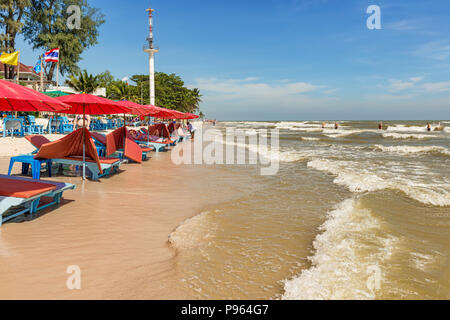 Hua Hin, Tailandia - 25 Nov 2017: turisti sulla spiaggia nella località di Hua Hin in Thailandia. Foto Stock