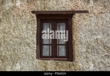 Finestra del Tibetan House al villaggio di montagna in Leh, India. Foto Stock