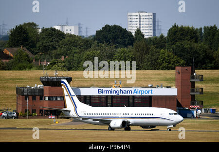 Il piano di trasporto della squadra dell'Inghilterra arriva all'Aeroporto di Birmingham come squad dell'Inghilterra ritorno nel Regno Unito. Foto Stock