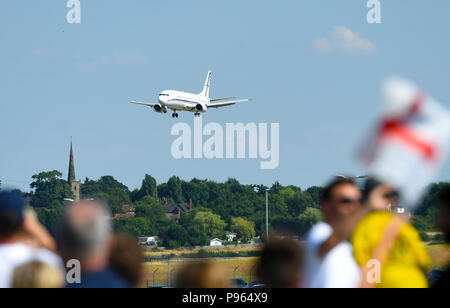 Il piano di trasporto della squadra dell'Inghilterra arriva all'Aeroporto di Birmingham come squad dell'Inghilterra ritorno nel Regno Unito. Foto Stock