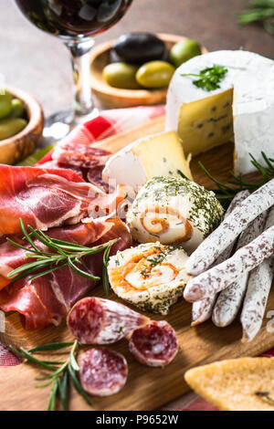 Antipasto delicatessen - affettati, prosciutto, salame, formaggio, olive ciabatta sul pannello di legno Foto Stock