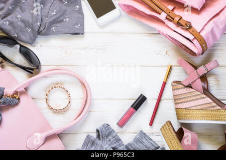 Donna abiti e accessori in rosa e grigio - top, pantaloni, abito, sandali, occhiali da sole e il rossetto su sfondo bianco. Moda & Bellezza backgr Foto Stock