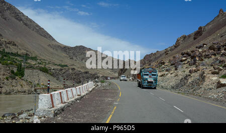Leh, India - Luglio 15, 2015. Strada di Montagna in Leh, India. Leh è una città nello stato indiano del Jammu e Kashmir. Foto Stock
