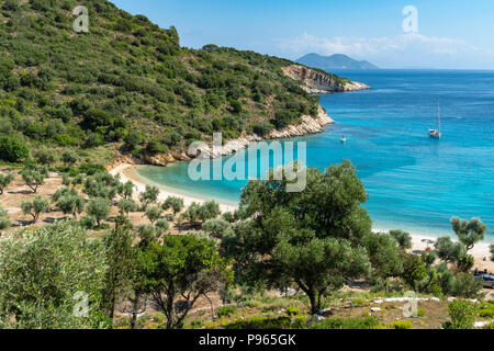 Barca ancorata a filiatrò beach. Sulla costa est dell'isola di Ithaca, Mar Ionio, Grecia Foto Stock