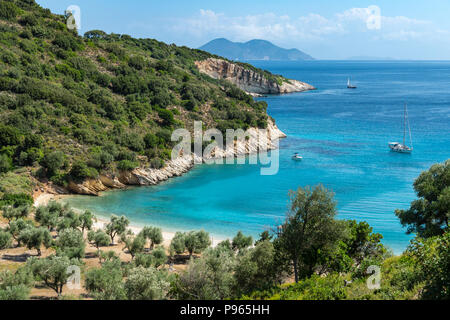 Barca ancorata a filiatrò beach. Sulla costa est dell'isola di Ithaca, Mar Ionio, Grecia Foto Stock