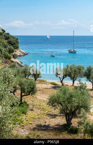 Barca ancorata a filiatrò beach. Sulla costa est dell'isola di Ithaca, Mar Ionio, Grecia Foto Stock