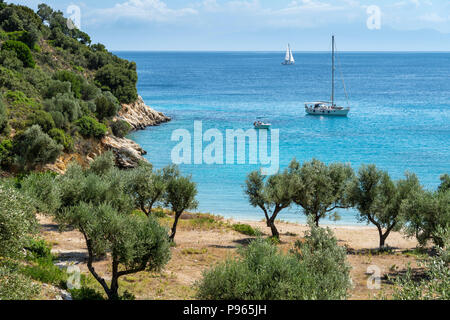 Barca ancorata a filiatrò beach. Sulla costa est dell'isola di Ithaca, Mar Ionio, Grecia Foto Stock