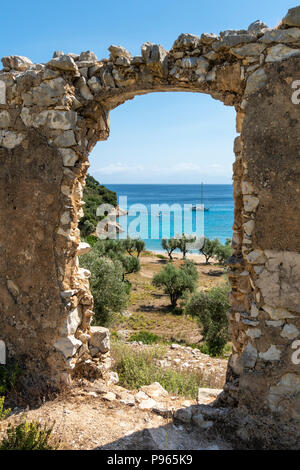 Barca ancorata a filiatrò beach. Sulla costa est dell'isola di Ithaca, Mar Ionio, Grecia Foto Stock