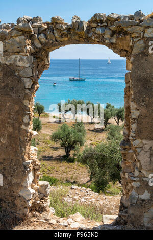 Barca ancorata a filiatrò beach. Sulla costa est dell'isola di Ithaca, Mar Ionio, Grecia Foto Stock