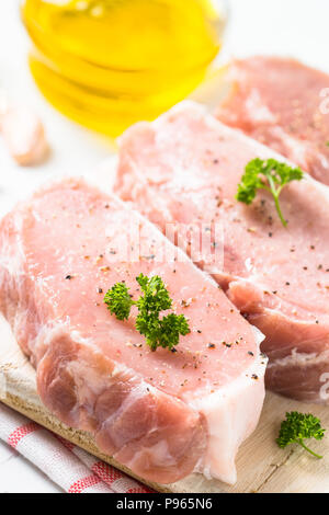 La carne di maiale bistecca, fette di lombo di maiale in bianco. verticale. Foto Stock