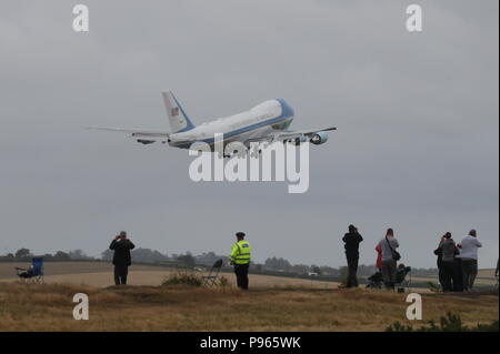 Air Force One decolla dall'Aeroporto di Prestwick in Ayrshire, come il presidente statunitense Donald Trump e sua moglie Melania lasciare il Regno Unito , dopo aver trascorso il weekend al Trump Turnberry Resort, legato per la Finlandia dove il presidente degli Stati Uniti si incontrerà con il leader russo Vladimir Putin a Helsinki, in seguito alle riunioni con Theresa Maggio e la regina in un vorticoso tour che ha avuto luogo in mezzo alle proteste di massa contro la sua politica in tutto il Regno Unito. Foto Stock