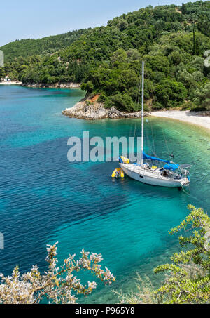 Barca ancorata in una delle tante piccole baie vicino a Kioni sulla costa Nord Est dell isola di Ithaca, Mar Ionio, Grecia Foto Stock